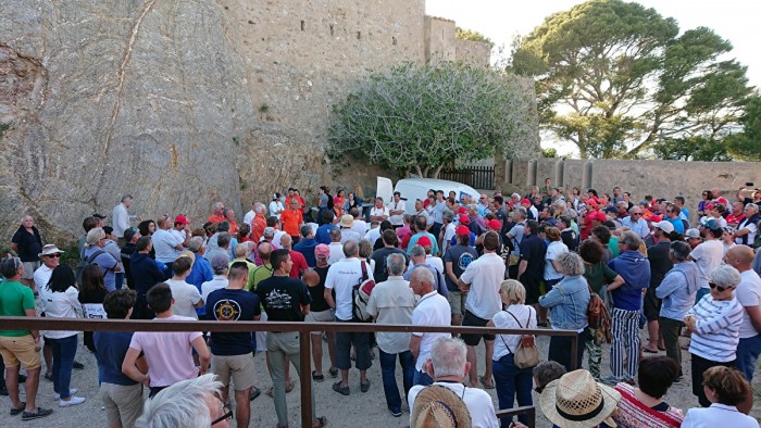 Y avait du monde dans la garden party dans le chateau de Porquerolles